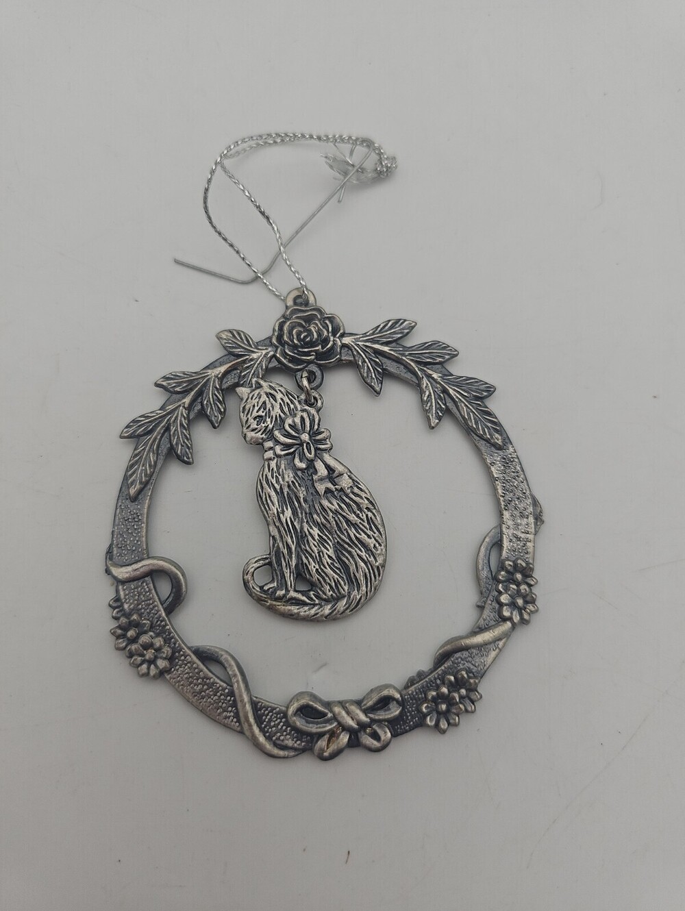 Vintage solid pewter long hair cat inside floral holiday wreath ornament. 3.5"